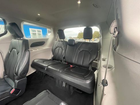 Used 2024 Chrysler Pacifica Touring-L image 6