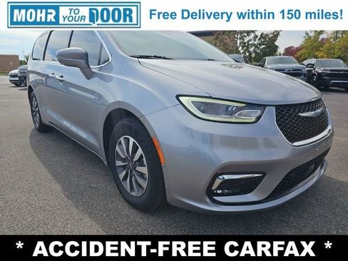 Used 2021 Chrysler Pacifica Touring-L image 2