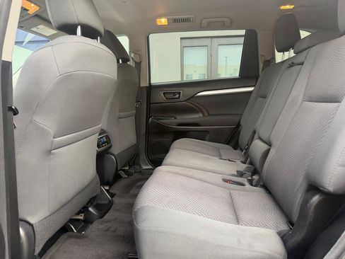 Used 2018 Toyota Highlander LE FWD image 16