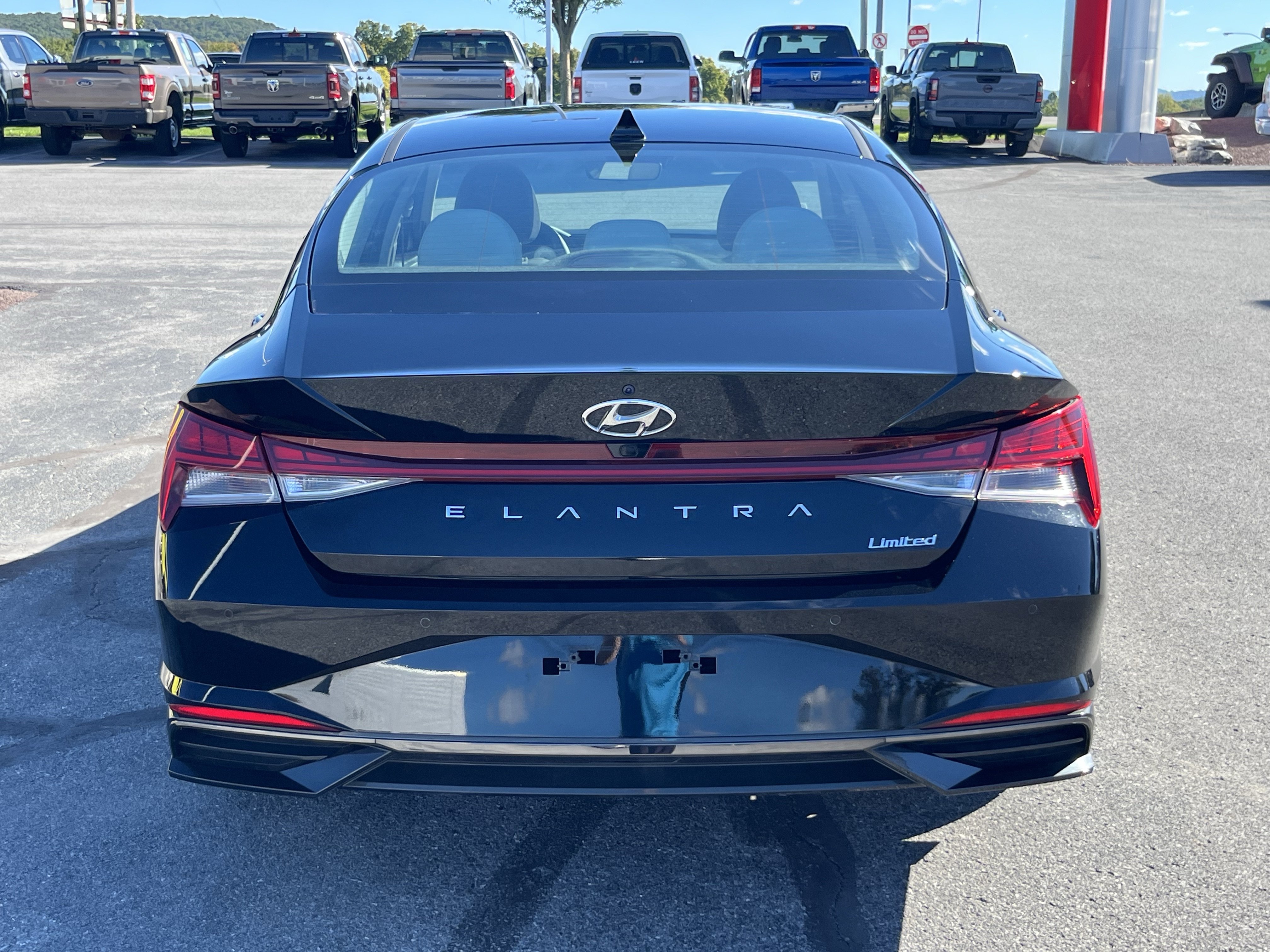 Used 2022 Hyundai Elantra Limited FWD image 6