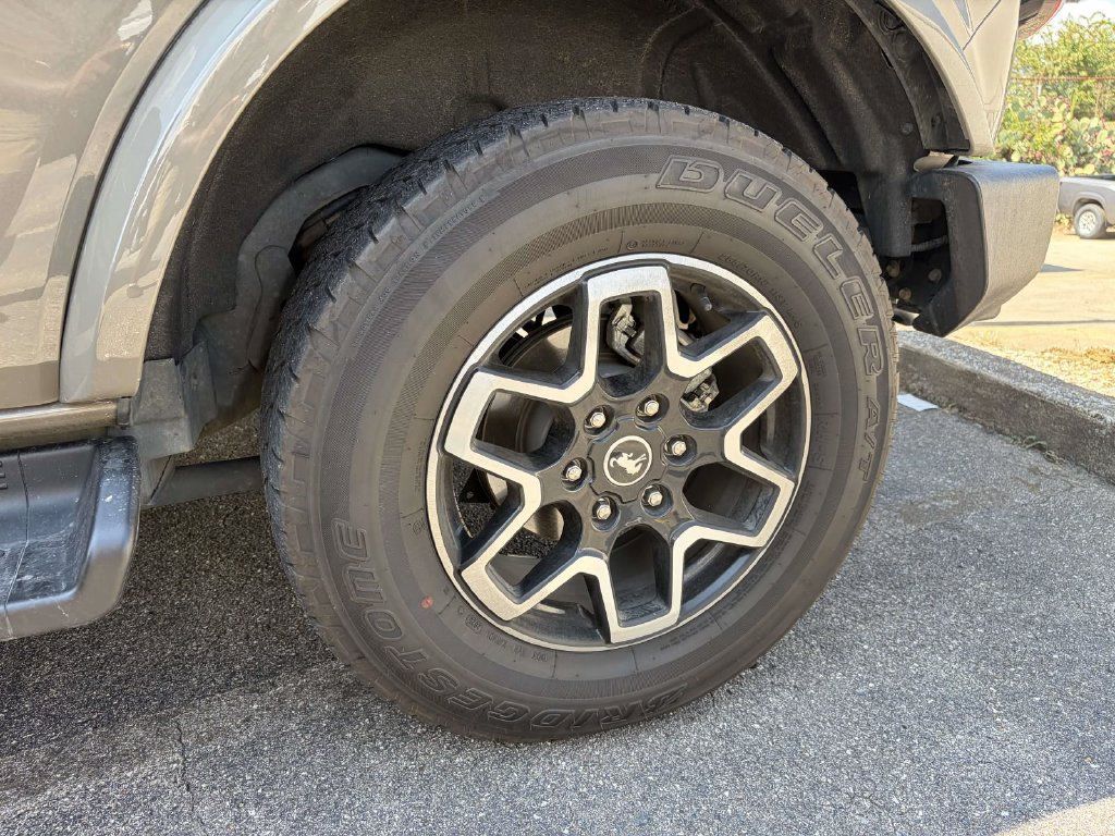 Used 2025 Ford Bronco Outer Banks AWD/4WD image 3