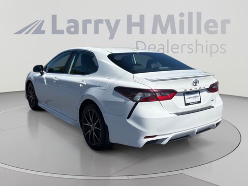 Used 2024 Toyota Camry SE FWD image 3