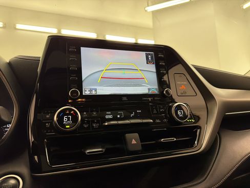 Used 2021 Toyota Highlander Limited FWD image 22
