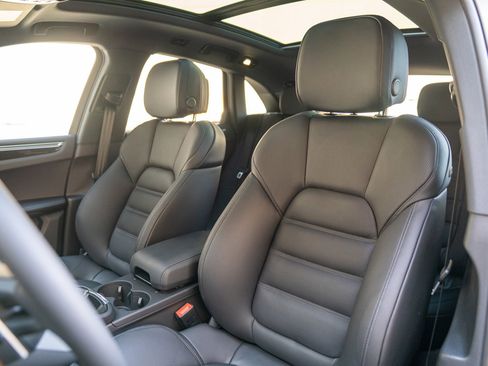 Certified 2026 Porsche Macan AWD/4WD image 5
