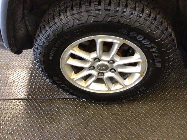 Used 2019 Jeep Grand Cherokee Laredo AWD/4WD image 30