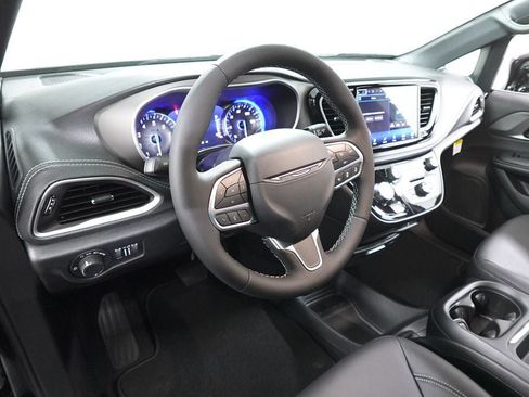 New 2027 Chrysler Pacifica Select FWD image 22