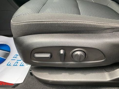 Used 2022 GMC Acadia SLE image 28