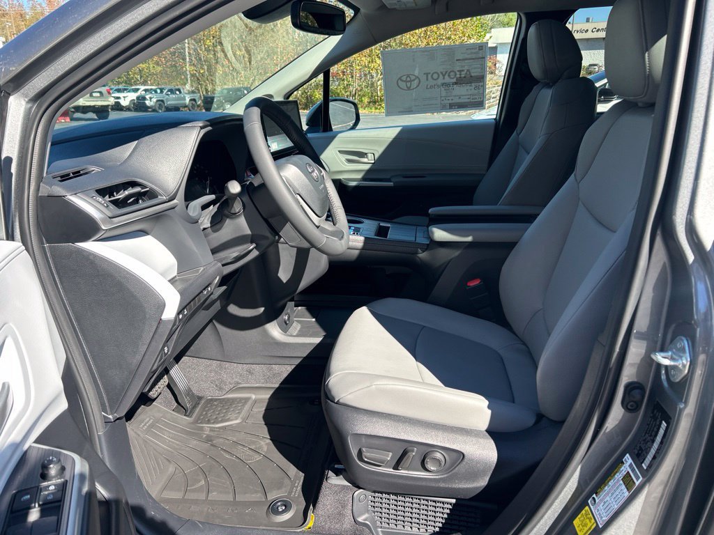 New 2026 Toyota Sienna XLE AWD/4WD image 9