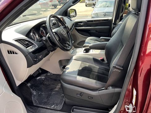 Used 2017 Dodge Grand Caravan SXT w/ Driver Convenience Group FWD image 10