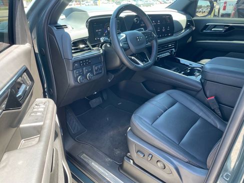 Used 2025 Chevrolet Suburban RST w/ Advanced Technology Package AWD/4WD image 4