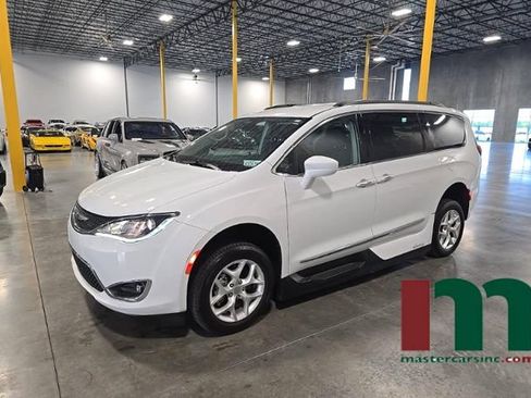 Used 2017 Chrysler Pacifica Touring-L w/ Tire & Wheel Group FWD image 1