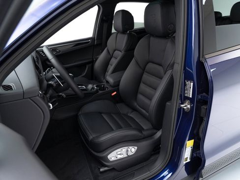Certified 2025 Porsche Macan image 5
