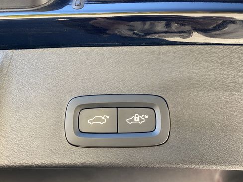 Used 2025 Volvo XC40 B5 Core image 64