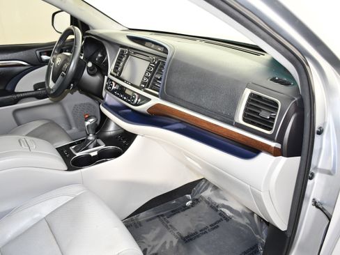 Used 2016 Toyota Highlander Limited w/ Driver Technology Package AWD/4WD image 41