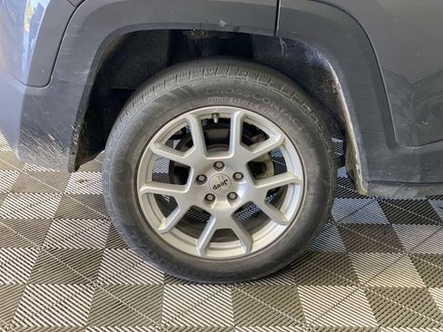 Used 2022 Jeep Renegade Latitude w/ Convenience Group AWD/4WD image 18