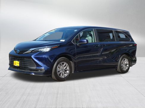 Certified 2023 Toyota Sienna LE FWD image 3