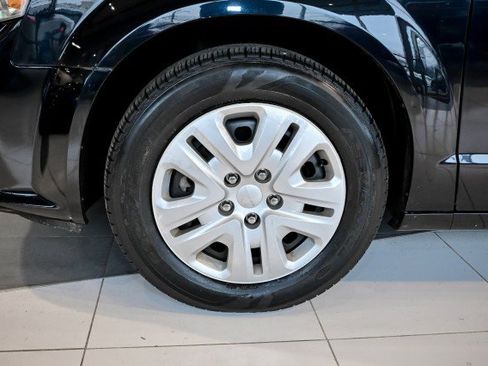 Used 2019 Dodge Grand Caravan SE w/ UConnect Hands-Free Group image 40