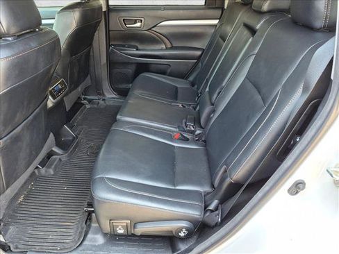 Used 2018 Toyota Highlander XLE AWD/4WD image 14