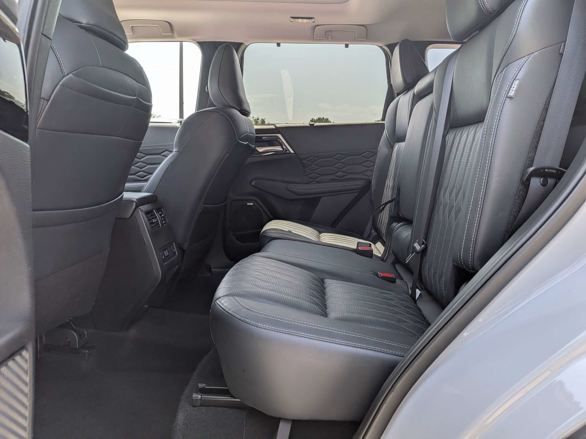Used 2025 Mitsubishi Outlander SEL FWD image 15