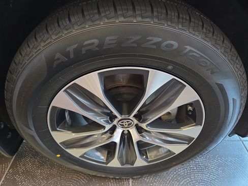 Used 2021 Toyota Highlander XLE AWD/4WD image 8