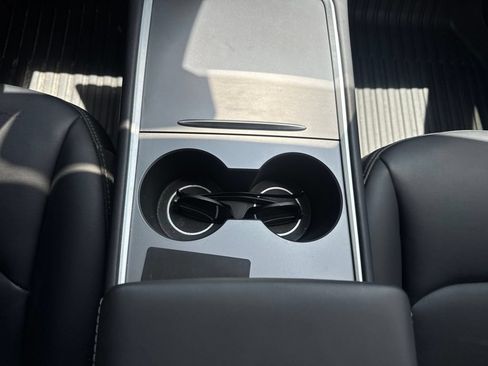 Used 2025 Tesla Model Y Long Range RWD image 18
