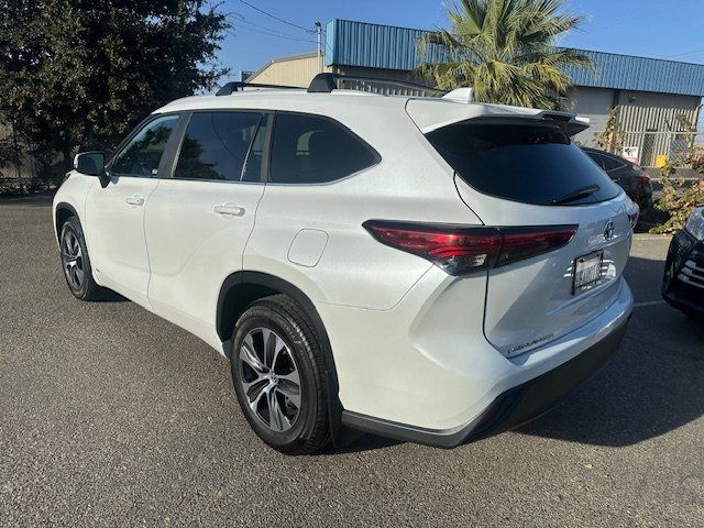Used 2023 Toyota Highlander XLE AWD/4WD image 6