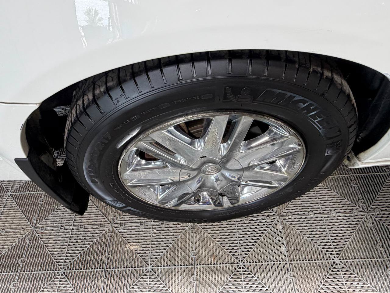 Used 2008 Chrysler Town & Country Limited w/ Entertainment Group #3 FWD image 17