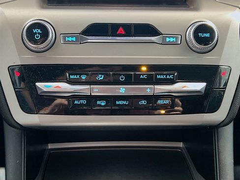 Used 2022 Ford Explorer XLT image 11