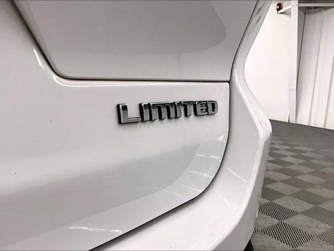 Used 2023 Jeep Grand Cherokee L Limited AWD/4WD image 9