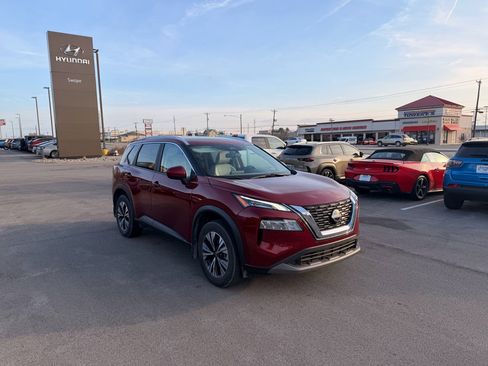 Used 2023 Nissan Rogue SV w/ SV Premium B Package image 3