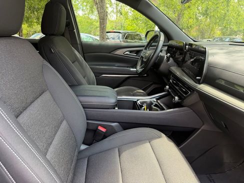 Used 2025 Chevrolet Traverse LT FWD image 10