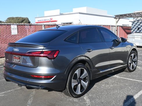Used 2021 Audi e-tron Prestige w/ Prestige Package image 11