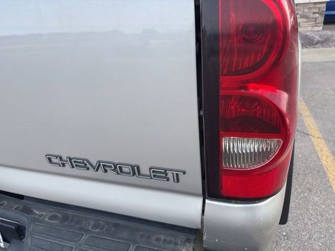 Used 2005 Chevrolet Silverado 2500 LT w/ Heavy-Duty Power Package AWD/4WD image 14