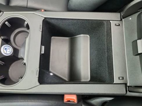 Used 2025 Porsche Cayenne w/ Premium Package image 54