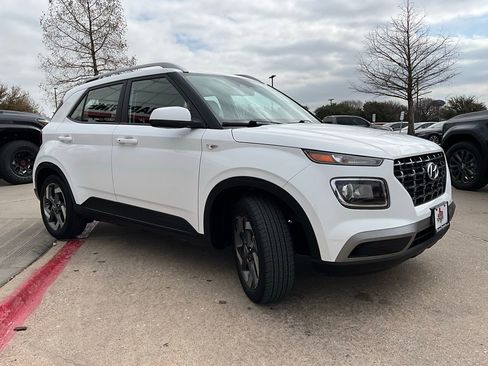 Used 2025 Hyundai Venue SEL image 4