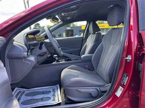 Used 2023 Hyundai Elantra SEL w/ Convenience Package image 9