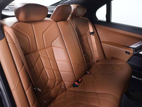 Used 2023 BMW 760i xDrive w/ Executive Package image 36