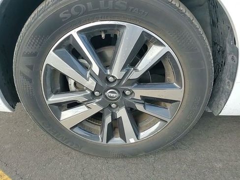 Used 2025 Nissan Versa SV image 8