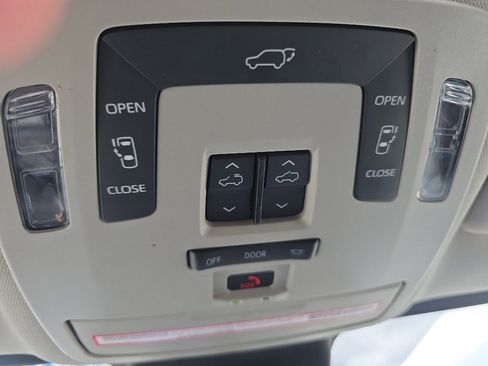 Used 2023 Toyota Sienna XLE image 29