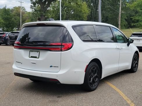 Used 2024 Chrysler Pacifica Limited FWD image 4
