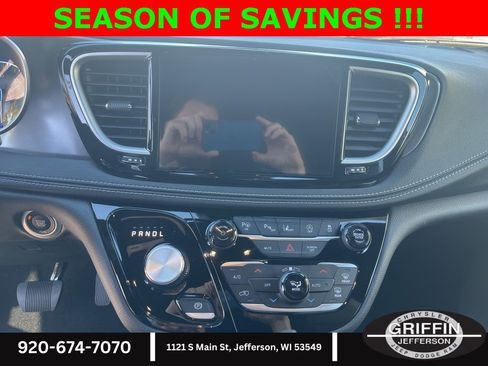 Used 2025 Chrysler Pacifica Select image 11