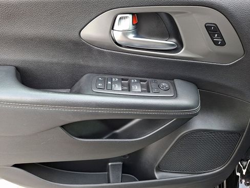 Used 2025 Chrysler Pacifica Select image 13