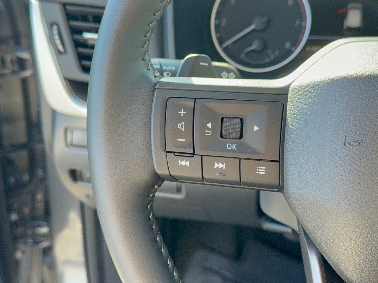 Certified 2025 Nissan Rogue SV FWD image 22