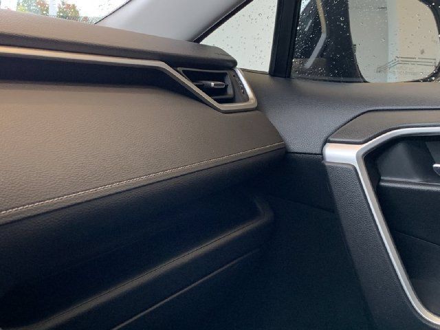 Used 2019 Toyota RAV4 XLE Premium FWD image 10