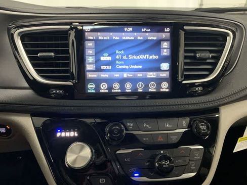 Used 2020 Chrysler Pacifica Limited w/ Advanced Safetytec Group FWD image 10