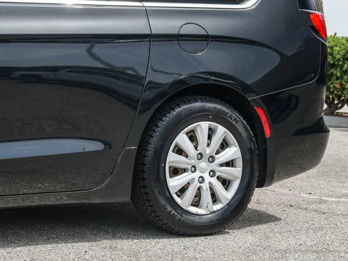 Used 2019 Chrysler Pacifica L image 11