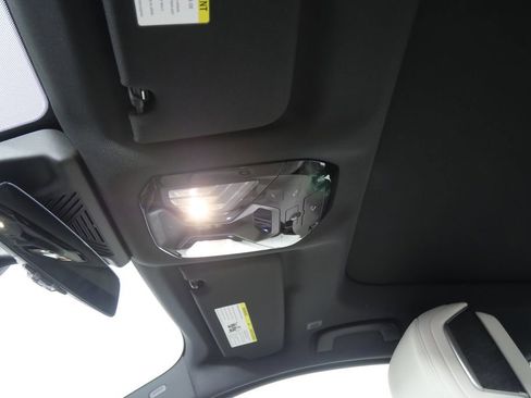 Used 2025 BMW i7 xDrive60 w/ Premium Package image 21