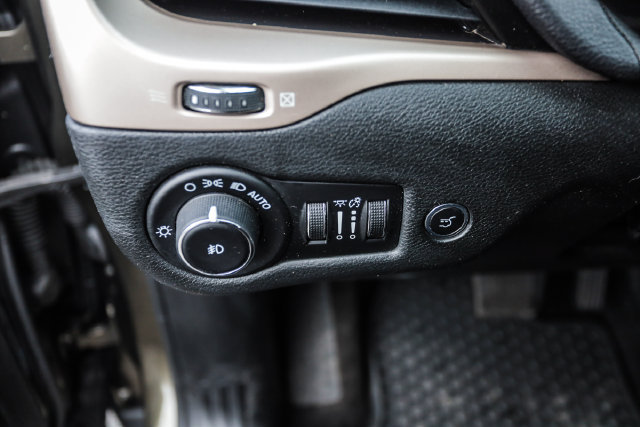 Used 2015 Jeep Cherokee Latitude w/ Comfort/Convenience Group AWD/4WD image 66