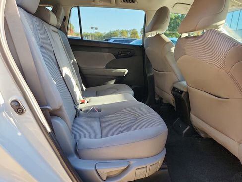 Used 2023 Toyota Highlander L image 18