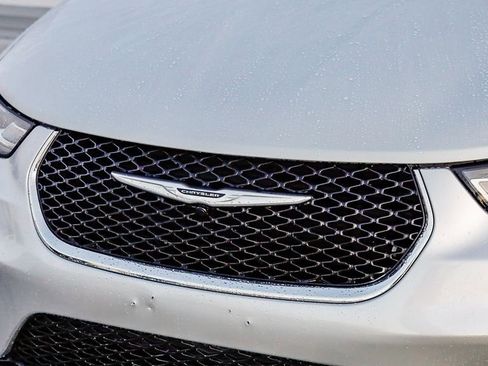 Certified 2024 Chrysler Pacifica Touring-L image 6